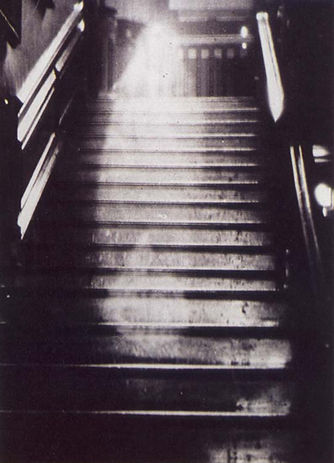 Geestverschijning op trap - een hele beroemde foto waarvan geen trucage aangetoond kon worden